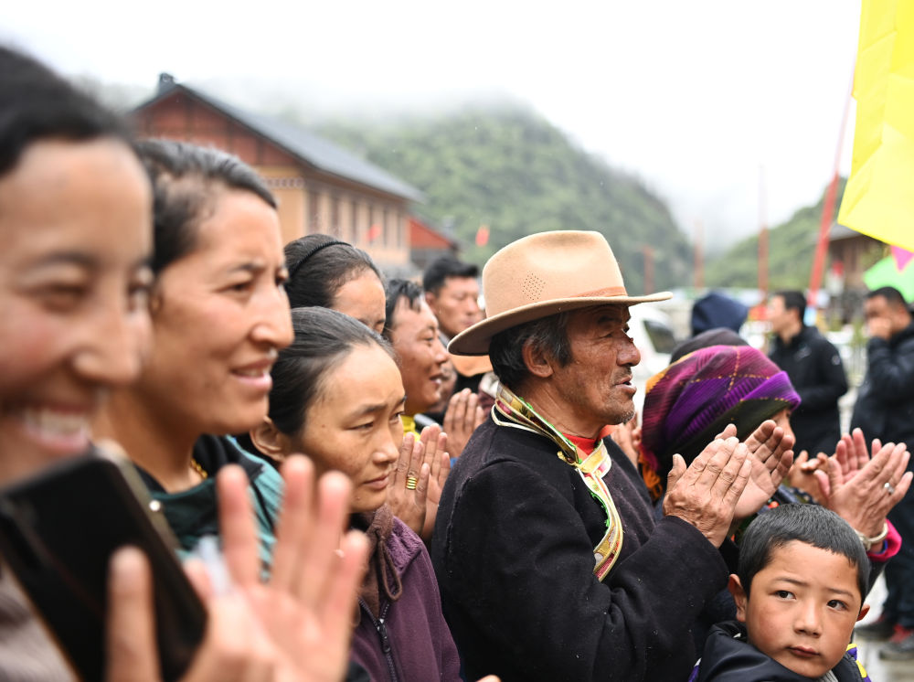 新华社客户端西藏首个边境基层供销合作社在玉麦乡挂牌成立