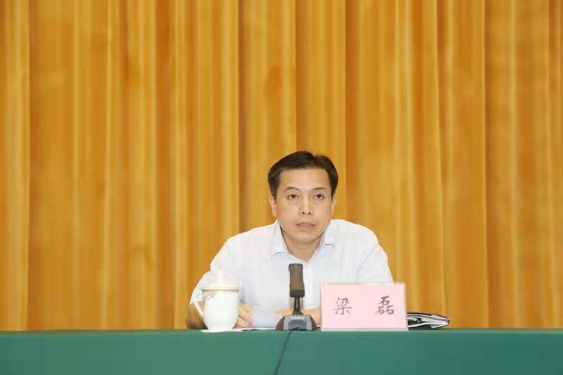 自治区人民政府副秘书长梁磊主持农交会电视电话动员会议动员会上