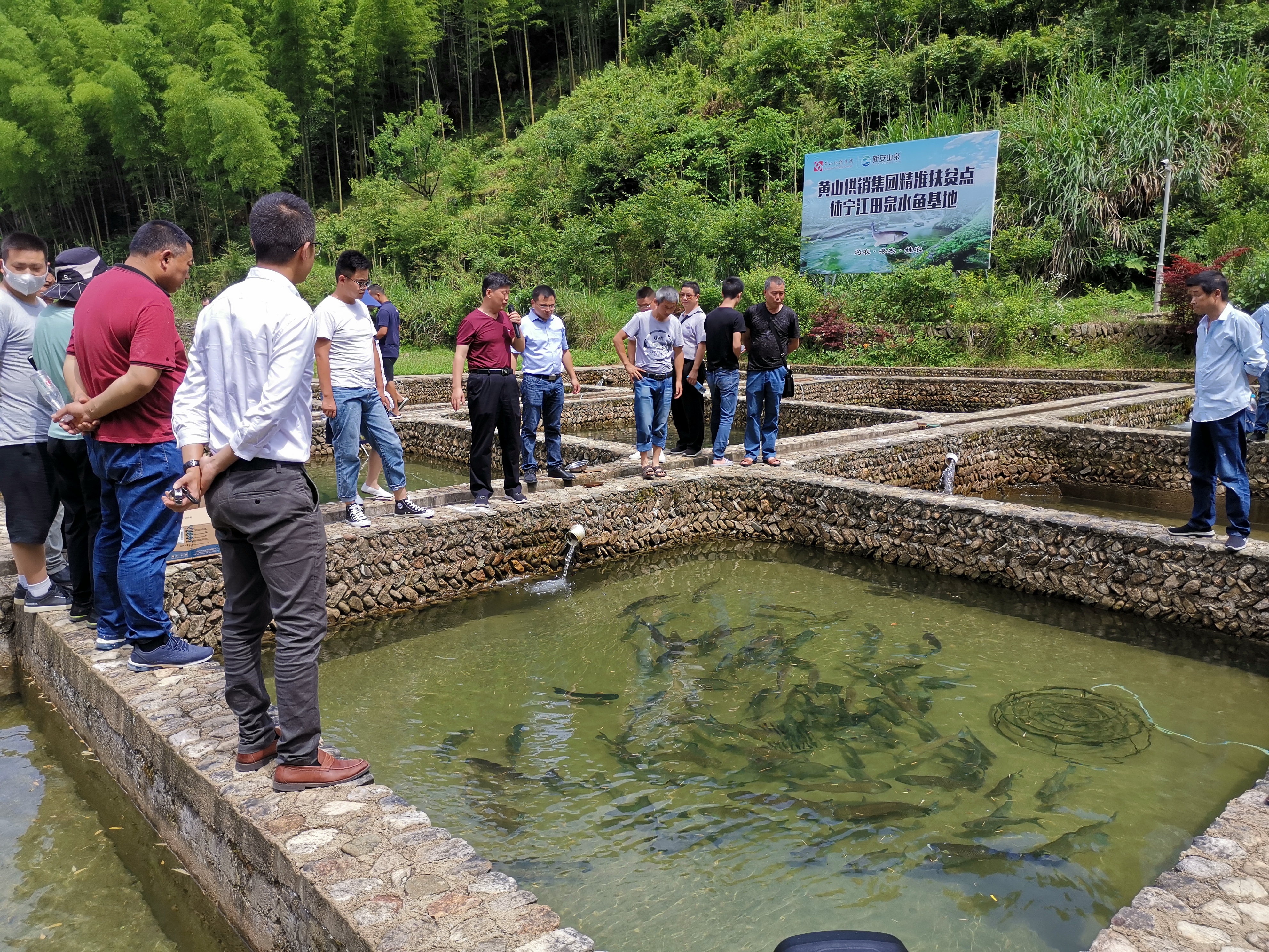 图为泉水鱼公司开展养殖技术培训,减少养殖户因鱼病造成的损失.