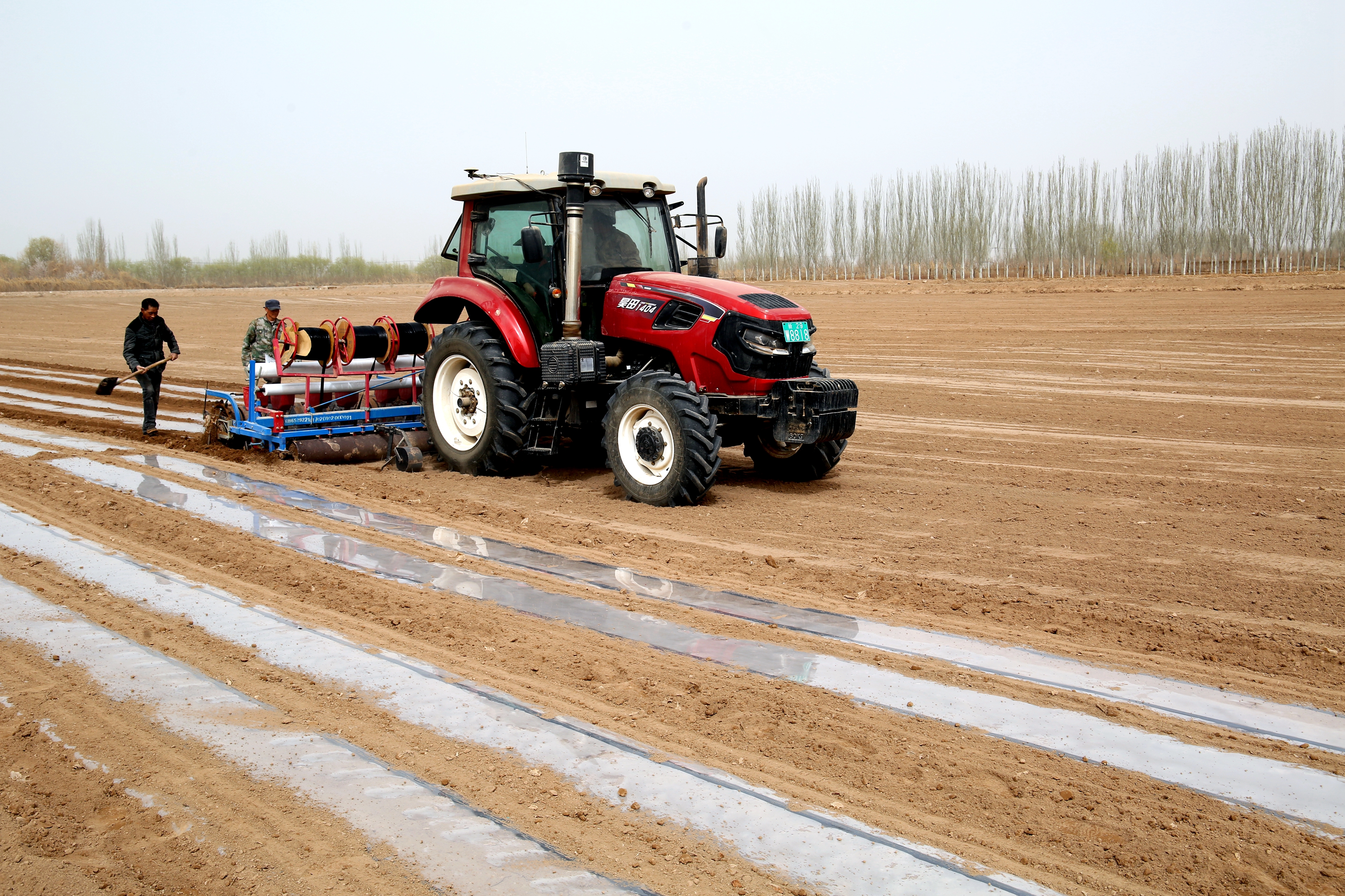 新疆温宿智能农机精准播种棉花