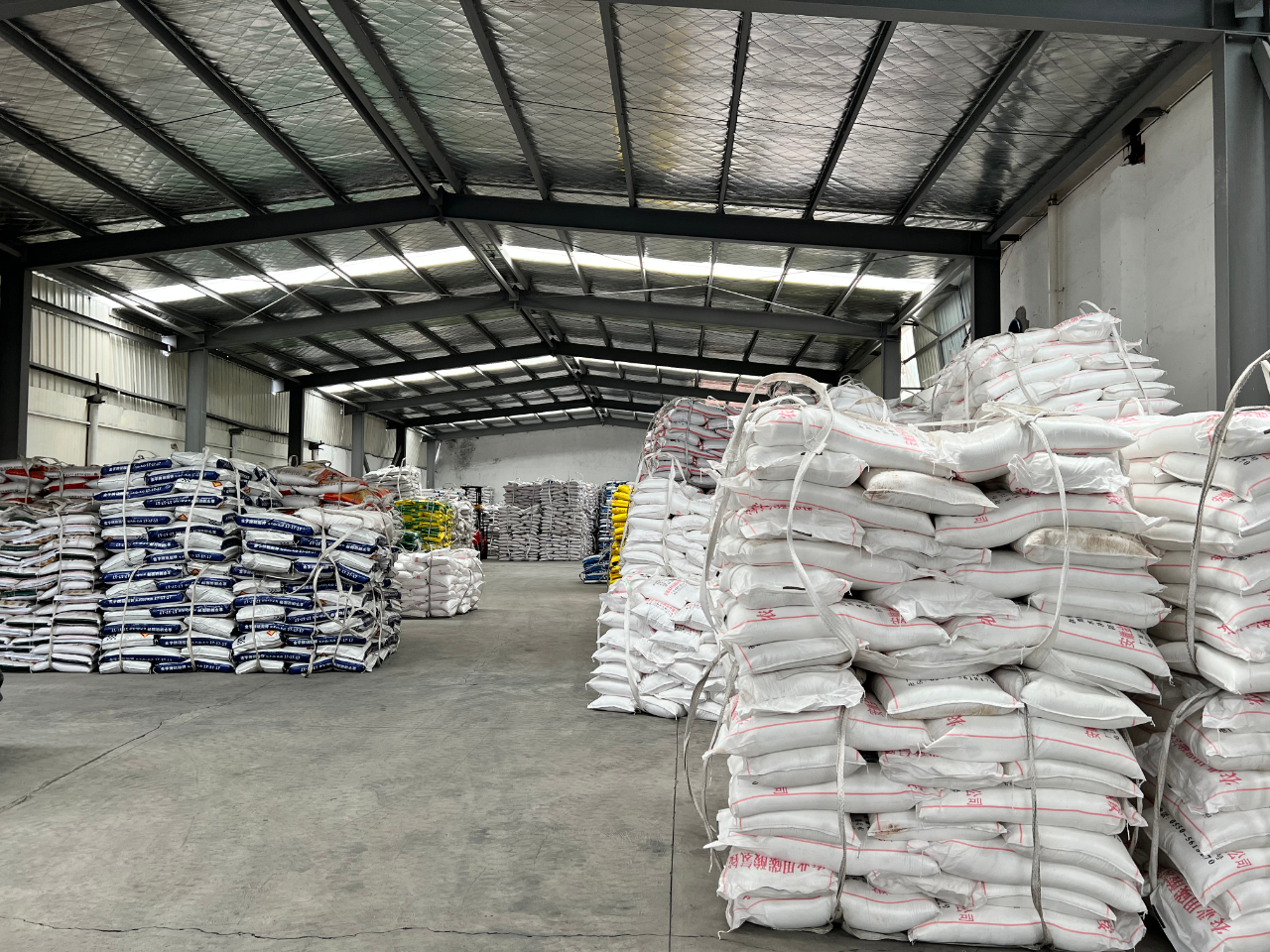 各地出现的生产企业供货难,交通运输调运难,仓库网点储备难等实际困难