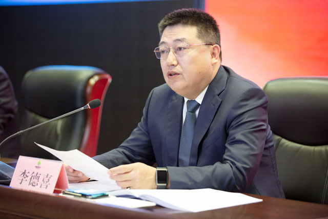 李德喜指出,一年来,在省委,省政府坚强领导下,省社党组带领省属社有