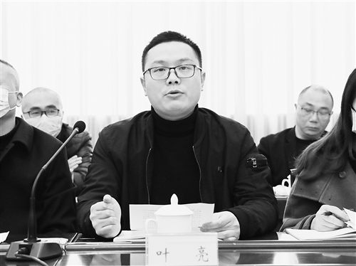 叶亮愿做山区农产品的联络员