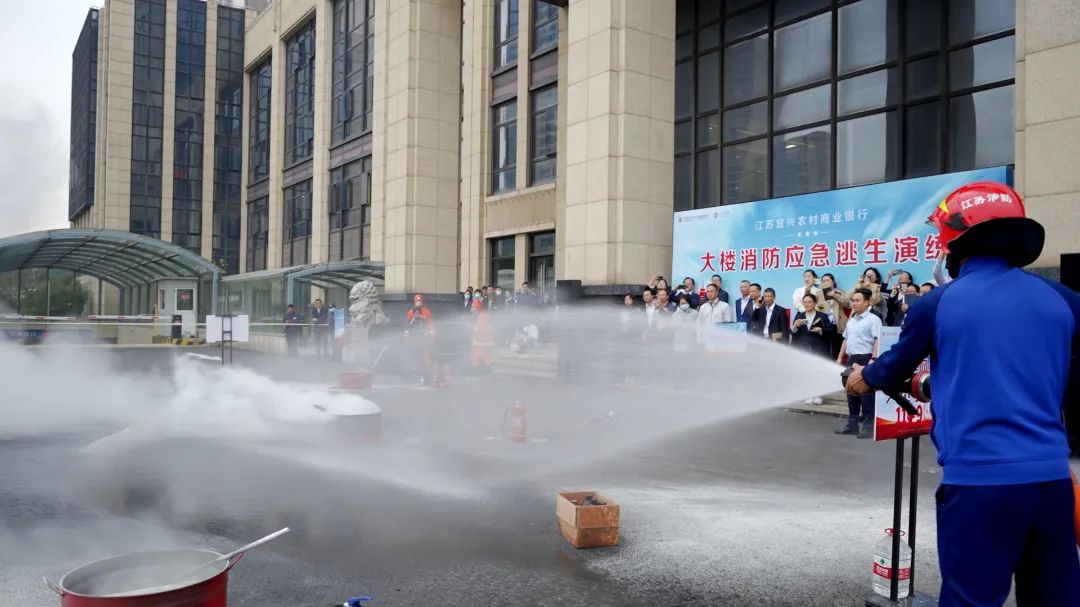 宜兴农商银行开展消防应急逃生和灭火演练