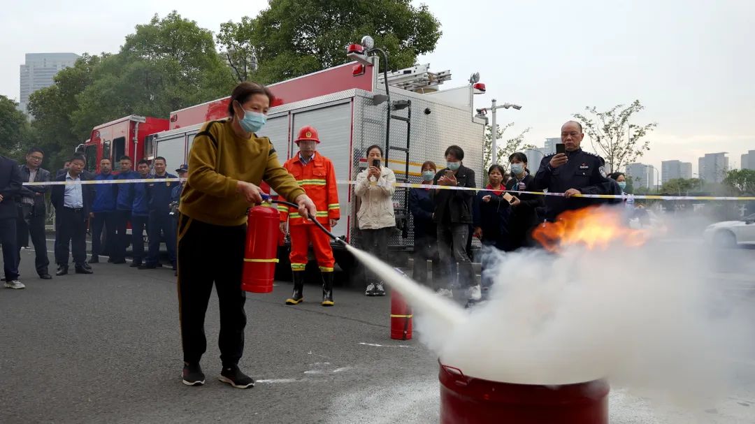 宜兴农商银行开展消防应急逃生和灭火演练